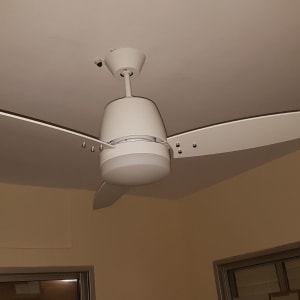 מאוורר תקרה לבן מותקן על תקרה