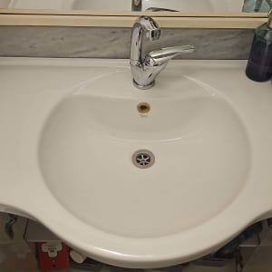 כיור עם ברז כרום בחדר אמבטיה