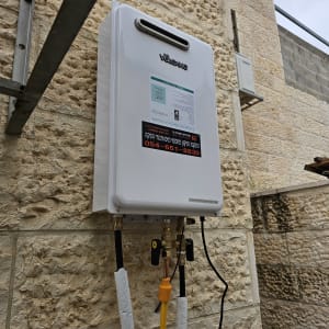 מחמם מים גז מותקן על קיר חיצוני