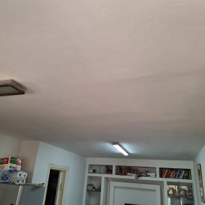 תקרה צבועה בלבן עם תאורה פלורסנטית