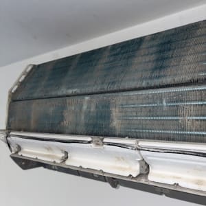 יחידת מזגן עם לכלוך ואבק על הסלילים