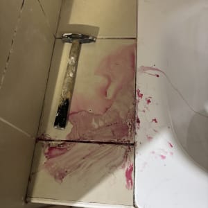 כלי עבודה על רצפה עם כתמי צבע ורודים