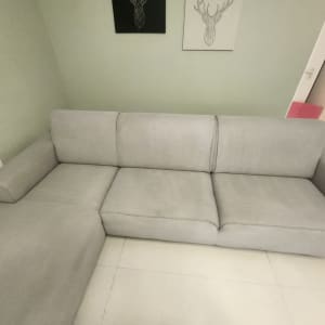 ספה אפורה נקייה עם ריפוד בד