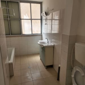 חדר אמבטיה עם כיור, שירותים ואמבטיה