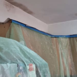 תמונה של קיר עם סימני רטיבות והכנה לצביעה