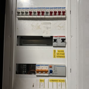 לוח חשמל עם מפסקים ומתגים חשמליים