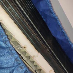 מזגן עם כיסוי כחול במהלך ניקוי