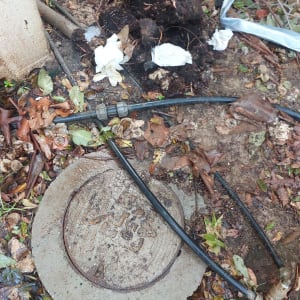 צינור שחור עם מחבר על מכסה ביוב