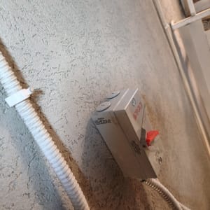 מתג חשמלי על קיר עם צינורות חיווט