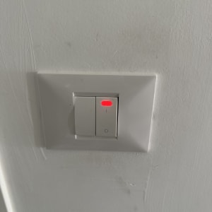 מתג חשמלי עם נורית חיווי אדומה