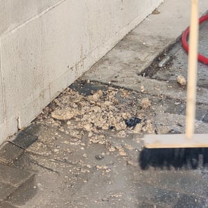 ניקוי לכלוך מהקרקע עם מטאטא