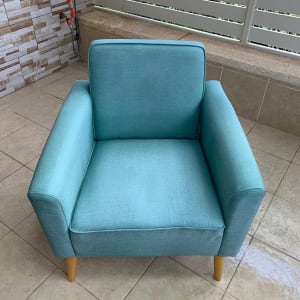 כורסה כחולה על רצפת מרפסת מרוצפת