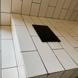 אריחים לבנים מותקנים על קיר ומשטח