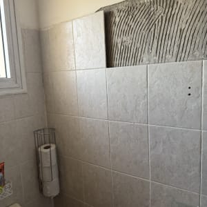 קיר עם אריחים חסרים ותשתית דבק חשופה