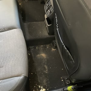 לכלוך ופסולת על רצפת רכב ליד מושב אחורי