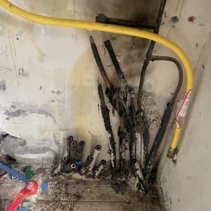 צינור גז צהוב מחובר לקיר עם חיבורים