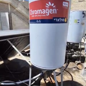 דוד שמש מותקן על גג עם קולטים