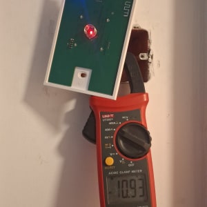 מד מתח AC/DC מחובר ללוח חשמל עם נורות לד