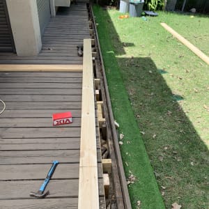 עבודת בניית דק עץ עם כלים וחומרים