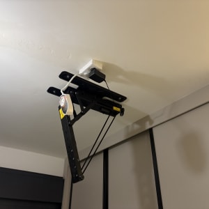 מתקן תלייה שחור מחובר לתקרה עם כבל חשמלי