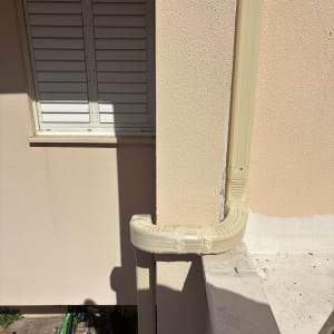 מרזב מחובר לגג ליד חלון