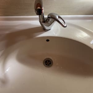 ברז וכיור בחדר אמבטיה