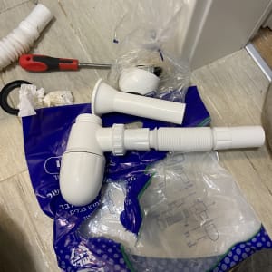 כלי עבודה וצינורות פלסטיק על הרצפה