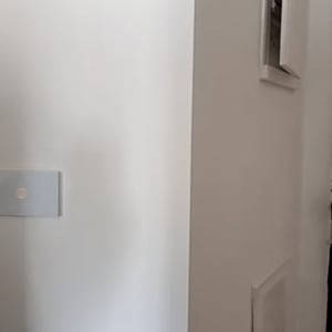 לוח חשמל פתוח על קיר לבן