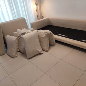 כריות ספה מונחות על הרצפה לניקוי