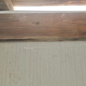 צינור חשמל מותקן על קורה מעץ