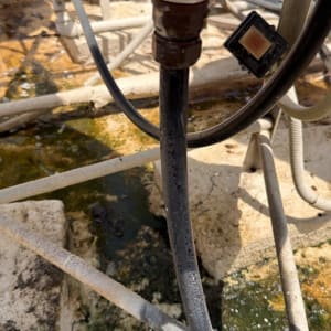 צנרת ומחברים על רקע קרקע מלוכלכת
