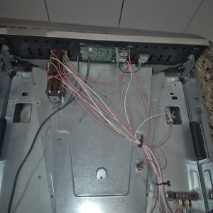 חוטים ולוח מעגלים בתוך מכשיר חשמלי פתוח