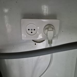 שקע חשמלי עם תקע מחובר וצינור גמיש