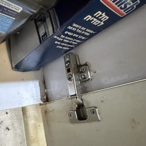 ציר מתכת לדלת ארון עם ברגים