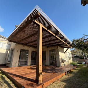 פרגולה מעץ בגינה עם דק עץ חדש