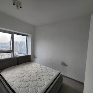 קיר לבן עם סימני צבע ותיקונים