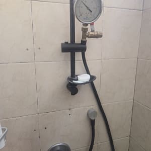 מד לחץ מים במקלחת עם צינור ומד לחץ