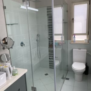 מקלחון זכוכית עם ראש מקלחת מרובע