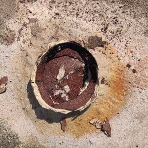 חומר איטום סביב פתח עגול על משטח בטון