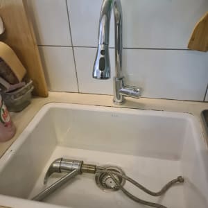 ברז מטבח עם צינור נשלף בכיור לבן