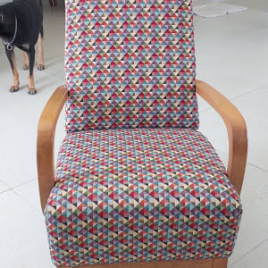 כיסא מרופד בדוגמת משולשים צבעוניים