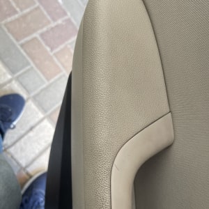 חלק ממושב רכב עם ריפוד עור בהיר