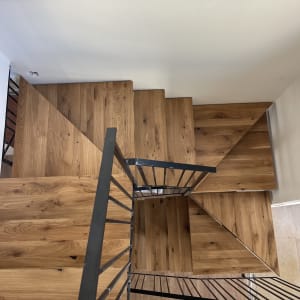 מדרגות עץ עם מעקה מתכת בעיצוב מודרני