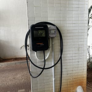 עמדת טעינה לרכב חשמלי על קיר אריחים