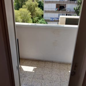 מרפסת עם קיר לבן וכתמי צבע