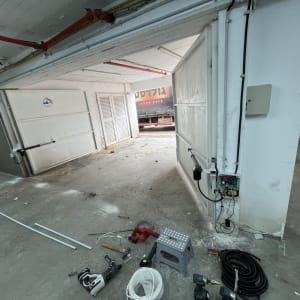 שערים חשמליים עם חיווט וכלים על הרצפה