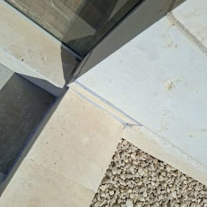 פינת קיר עם אריחים ואבנים קטנות