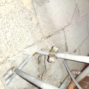 צינורות מתכת מחוברים לקיר עם תושבת