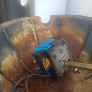 חלק פנימי של דוד שמש עם חלודה וחוטים חשמליים