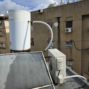 דוד שמש עם צינור מחובר על גג בניין